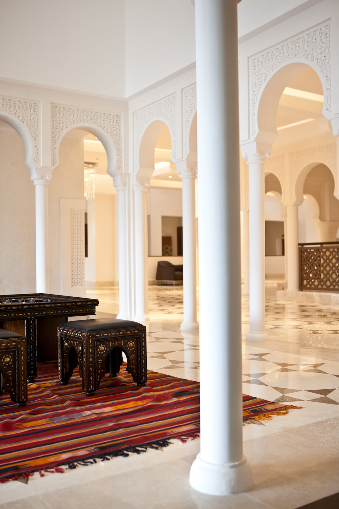 L’arcade du lobby, colonnes et marbre