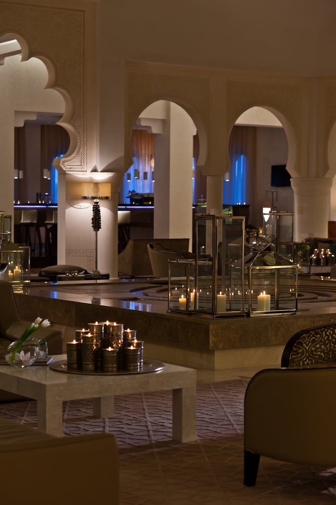 Le lobby le soir, bougies allumées
