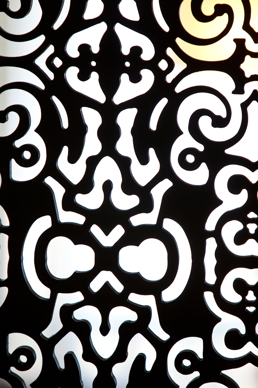 Motif d’arabesques en contre-jour