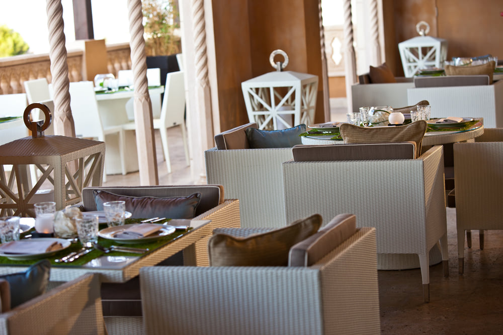 La terrasse de l’Al Bustan, tables dressées