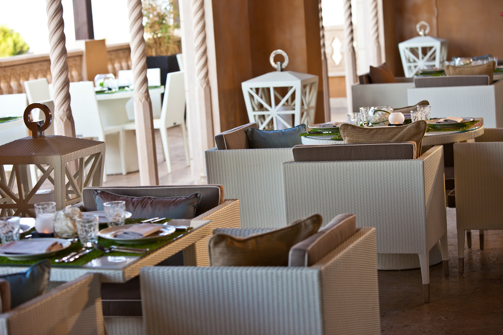 La terrasse de l’Al Bustan, tables dressées