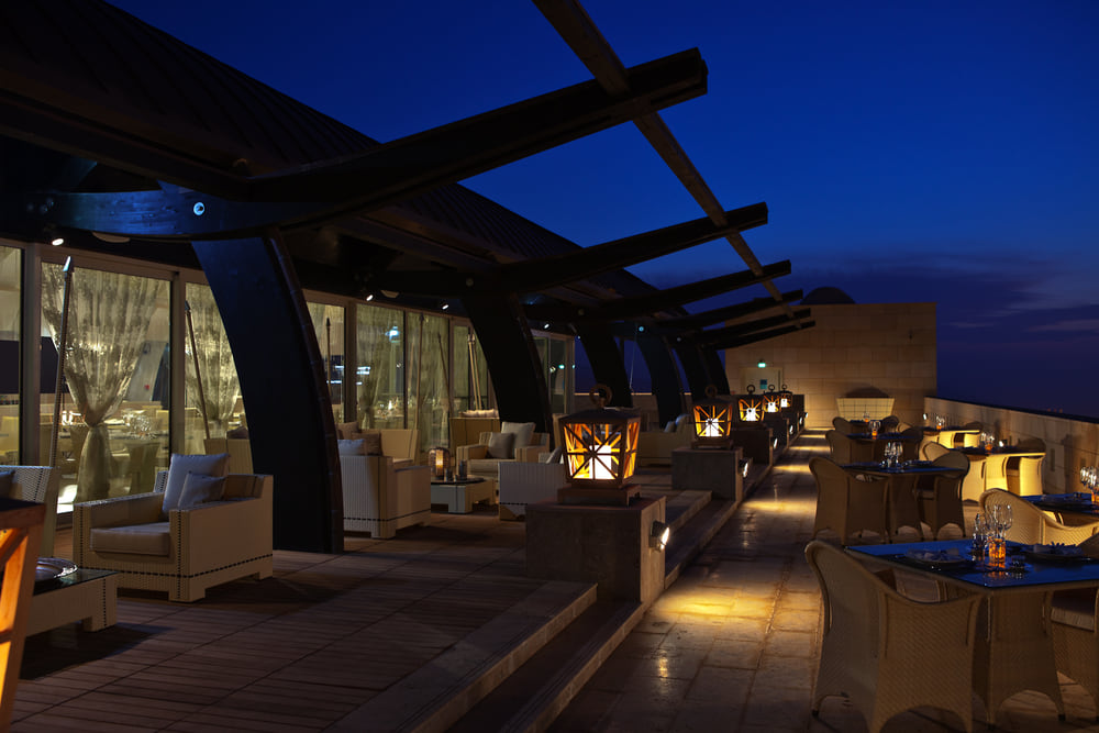 La terrasse de l’Arabesque à la nuit tombée