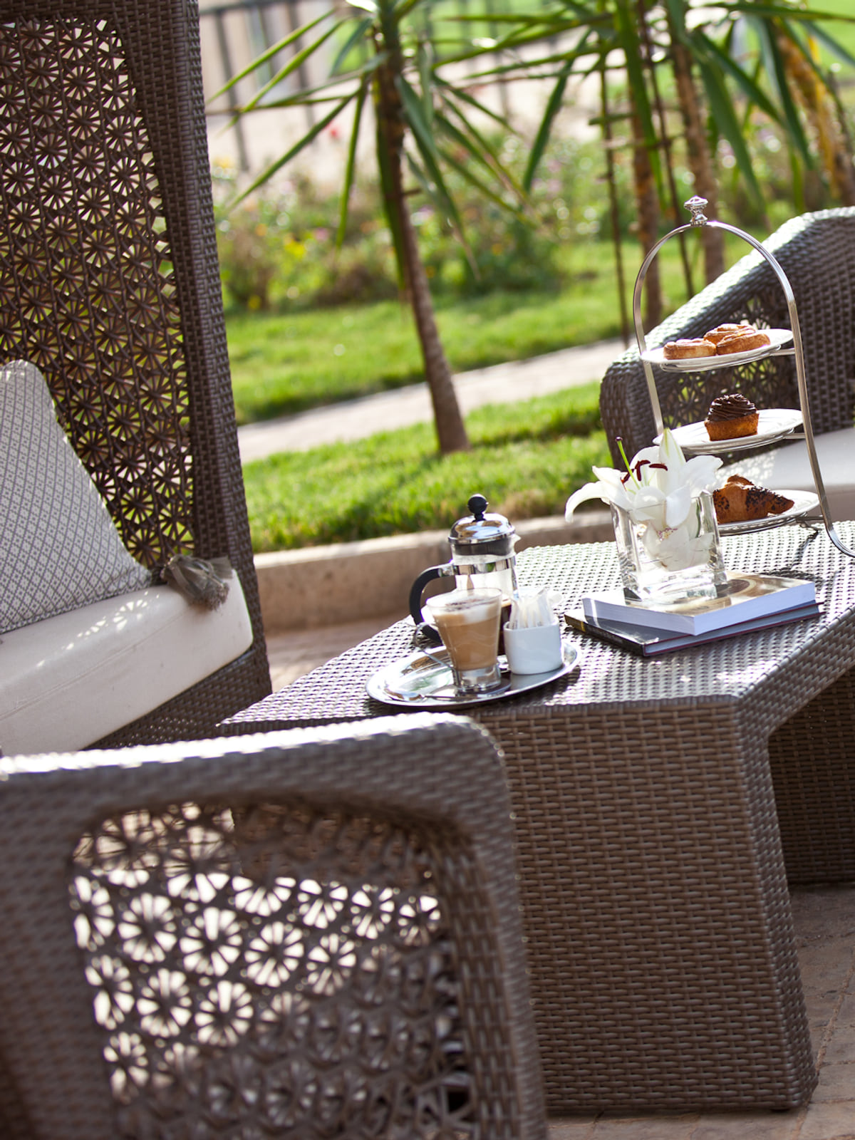 Fauteuils du salon de jardin, plateau de pâtisseries servi