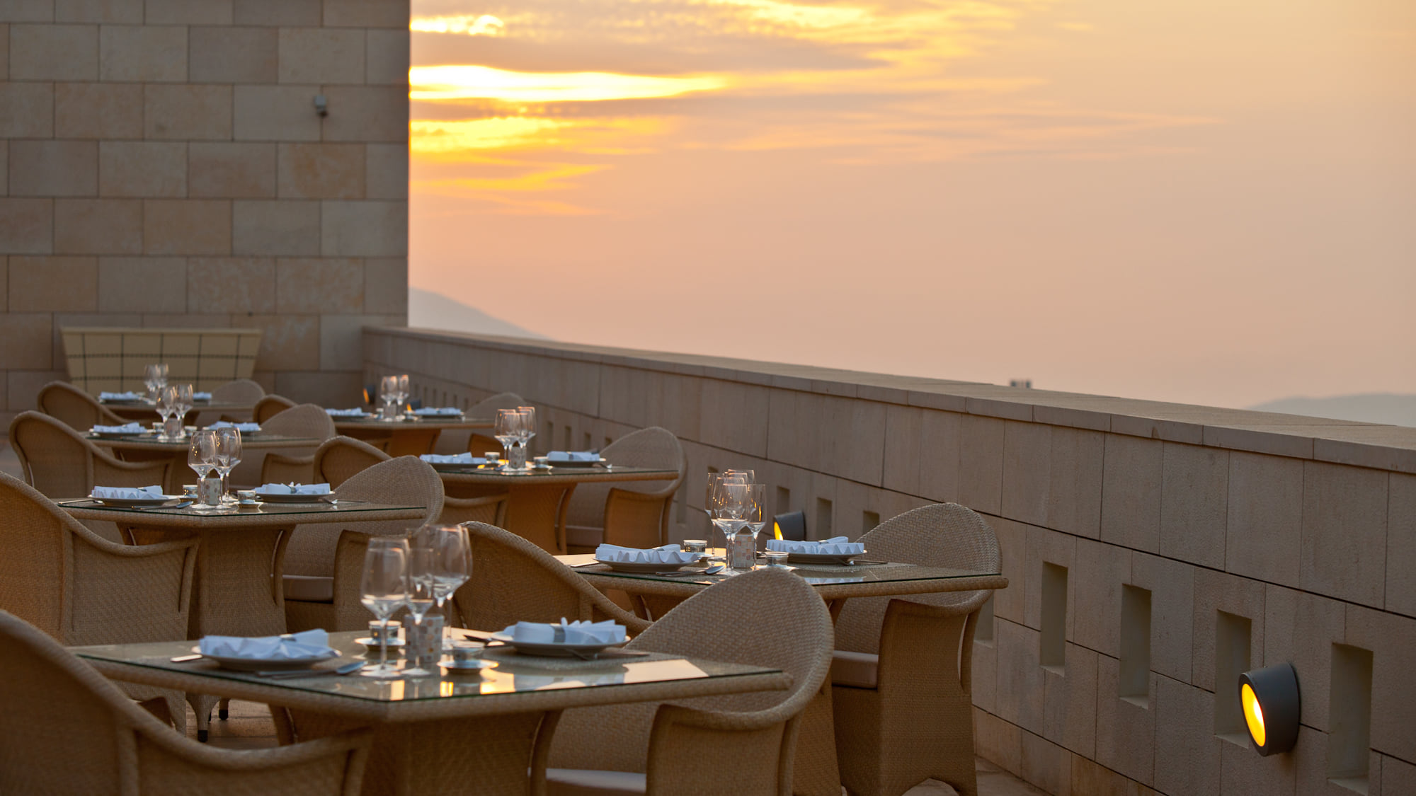 La terrasse de l’Arabesque au coucher du soleil