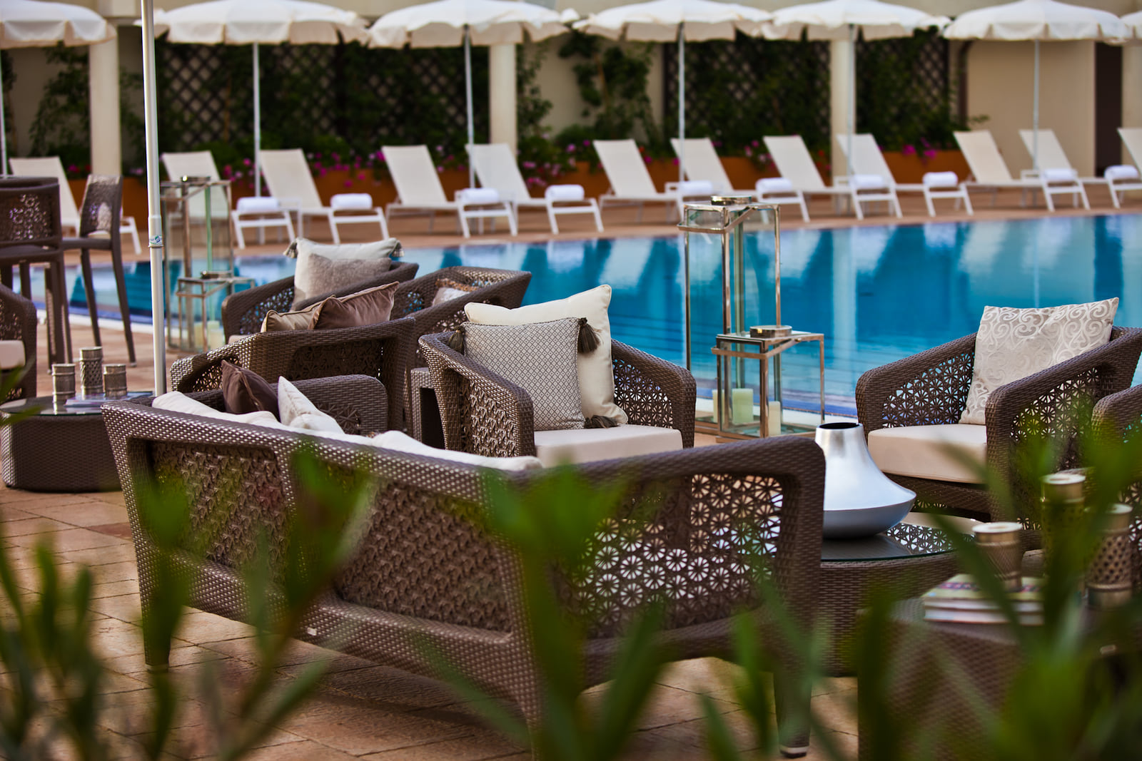 L’Oasis, fauteuils au bord du bassin