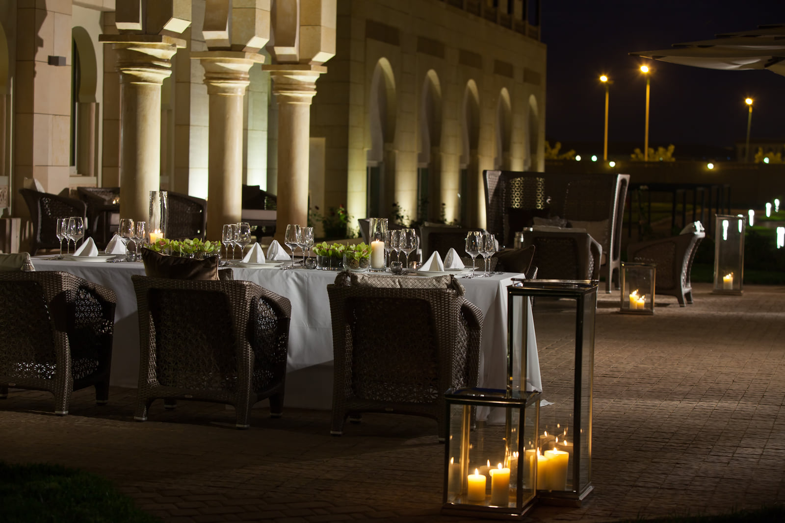Dîner dressé dans le patio