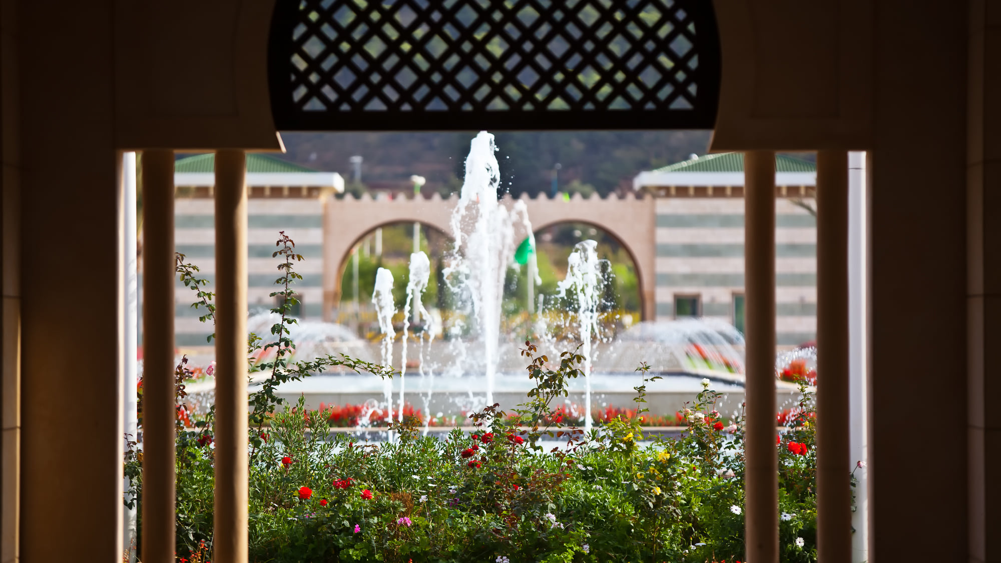 La fontaine du jardin, vue à travers un moucharabieh