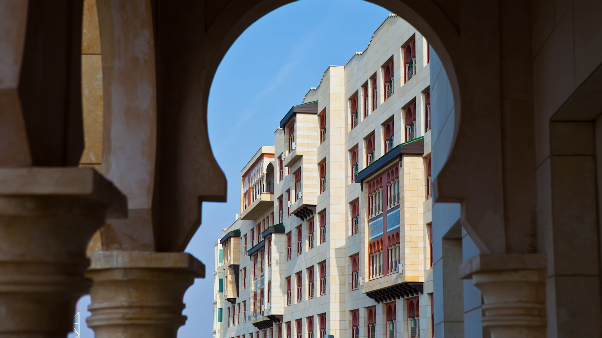 L’Alcazar Tlemcen vu depuis la galerie, encadré par un arc outrepassé
