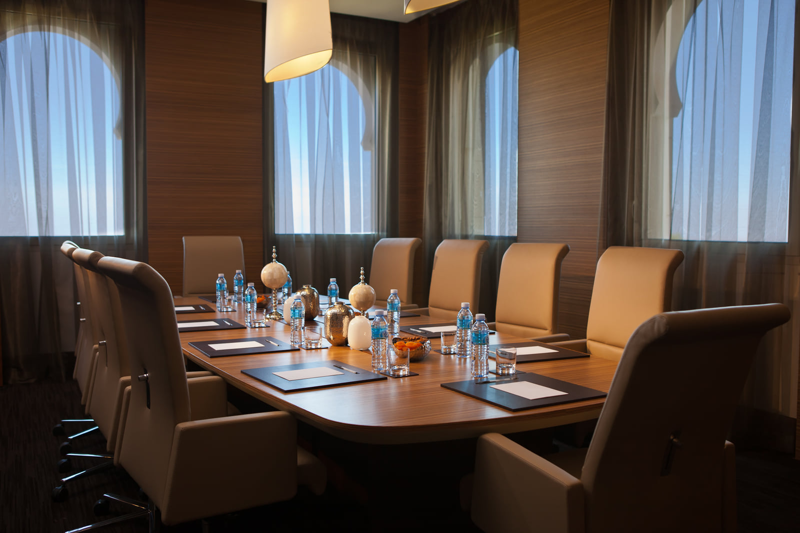 La salle de conseil, table dressée pour neuf