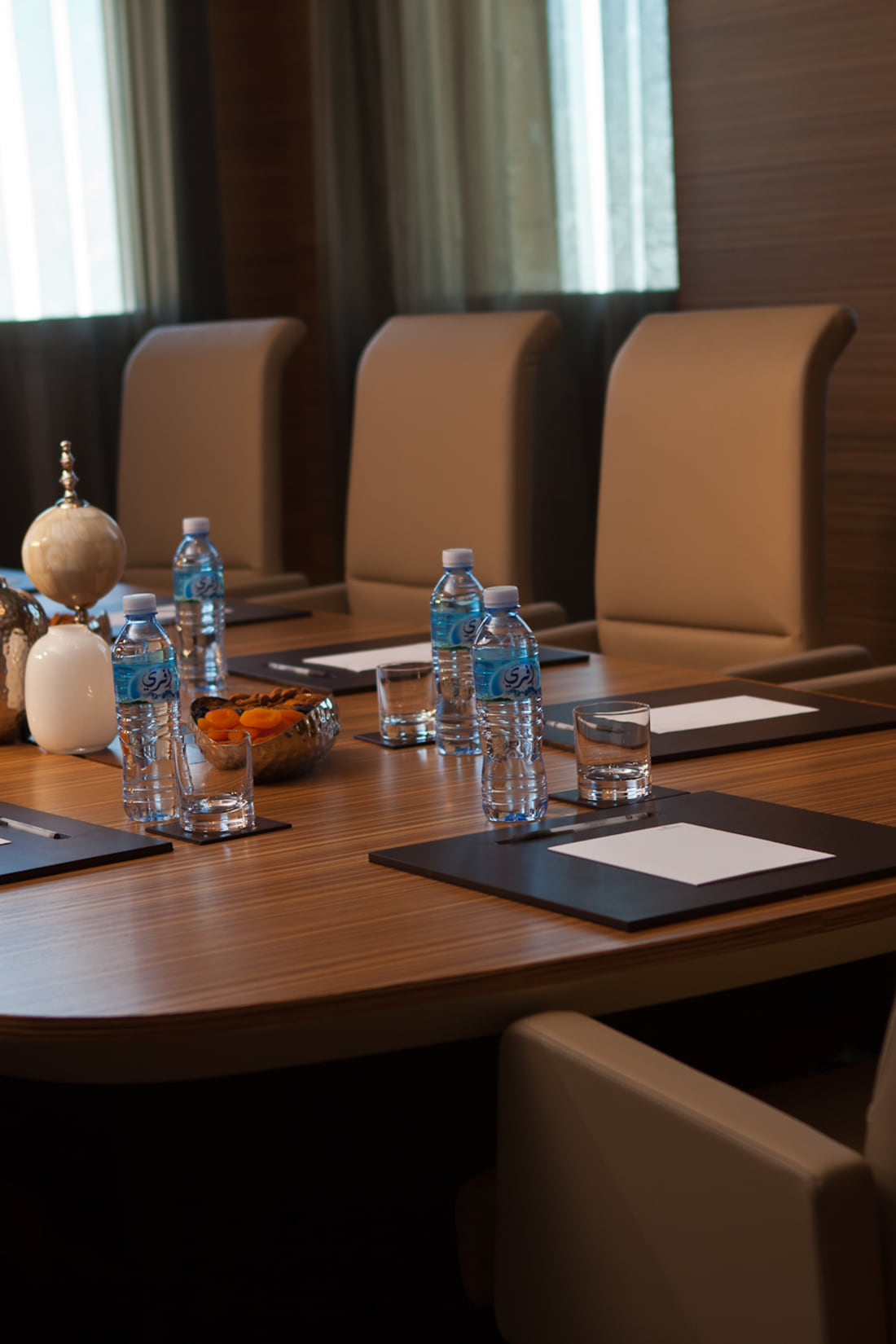 La salle de conseil, table dressée pour une réunion