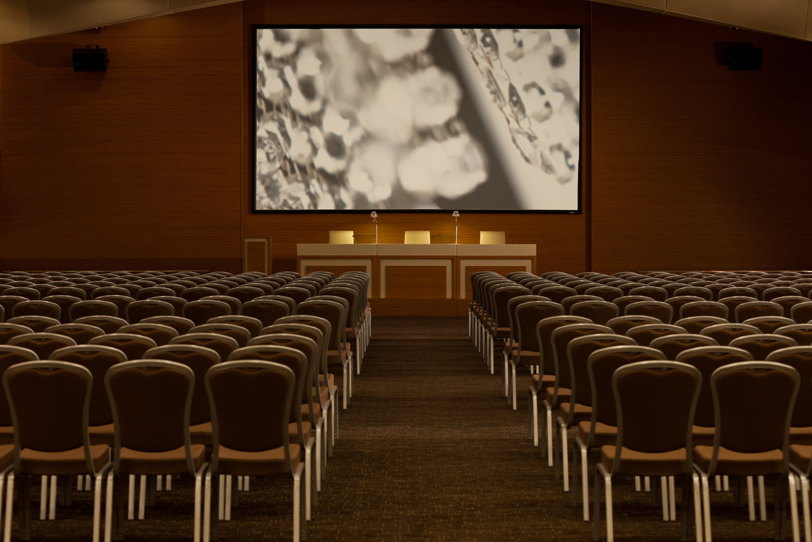 La ballroom en configuration théâtre, écran et estrade