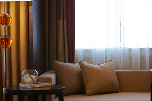 Coin salon d’une chambre Deluxe, lampe allumée
