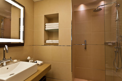Salle de bains en marbre d’une chambre Deluxe