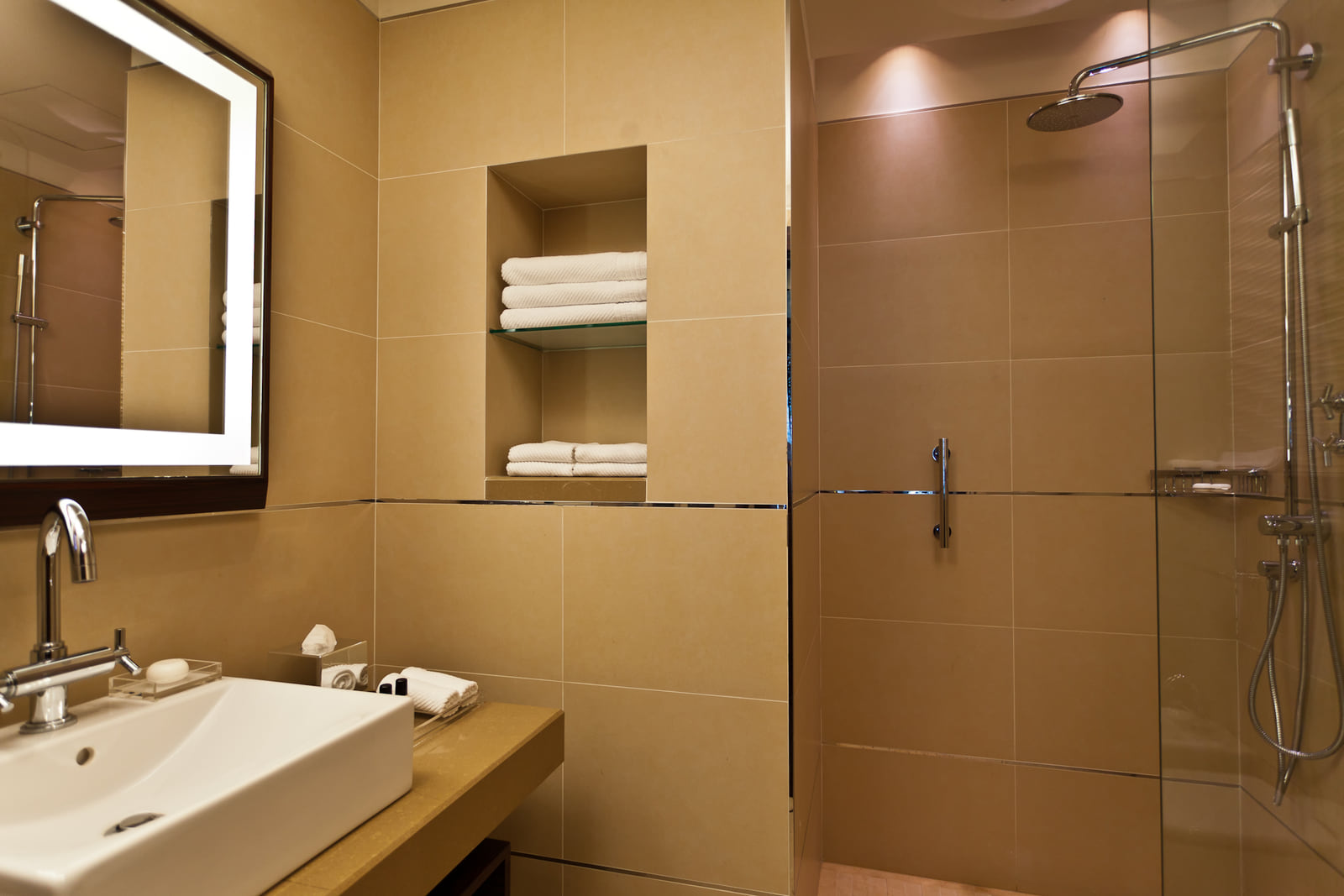 Salle de bains en marbre d’une chambre Deluxe