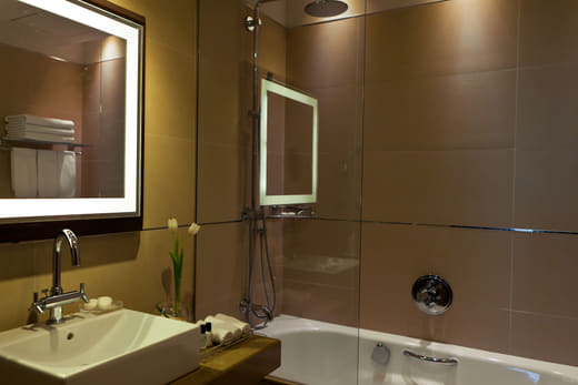 Salle de bains d’une chambre à deux lits