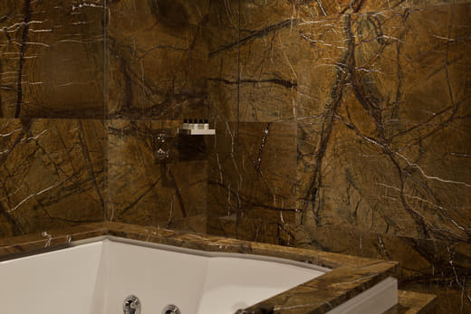 Salle de bains en marbre de la suite Royale