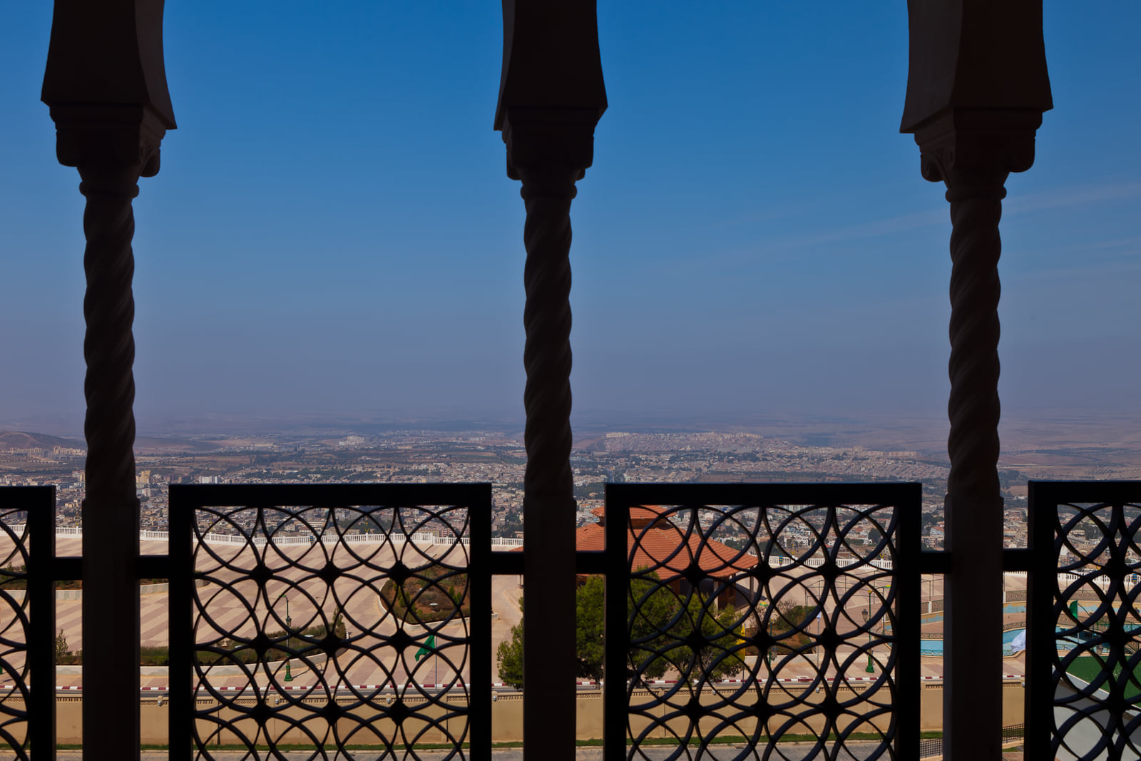Balcon d’une suite, la ville en contrebas