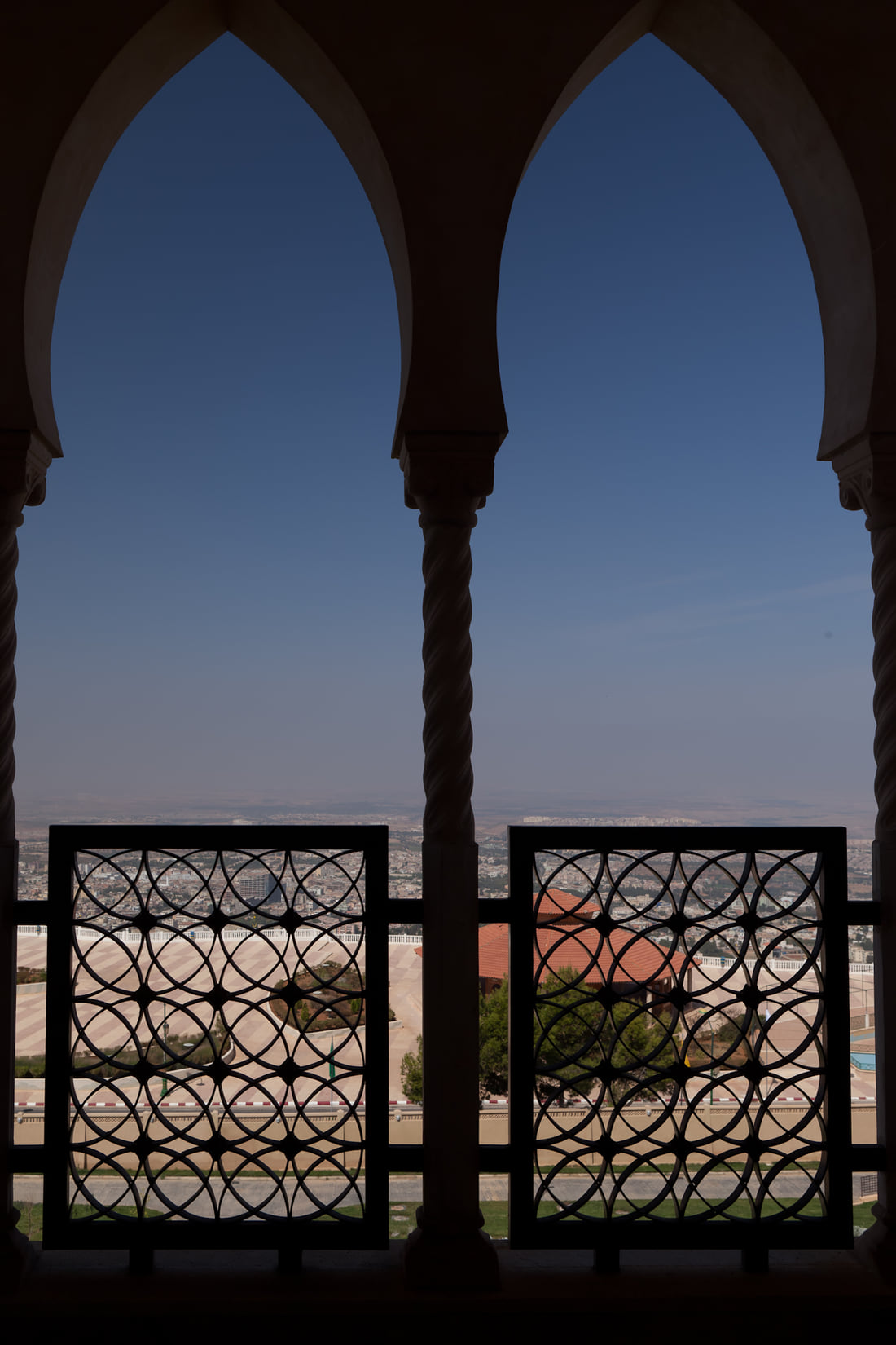 Vue depuis une suite, entre les colonnes de la loggia