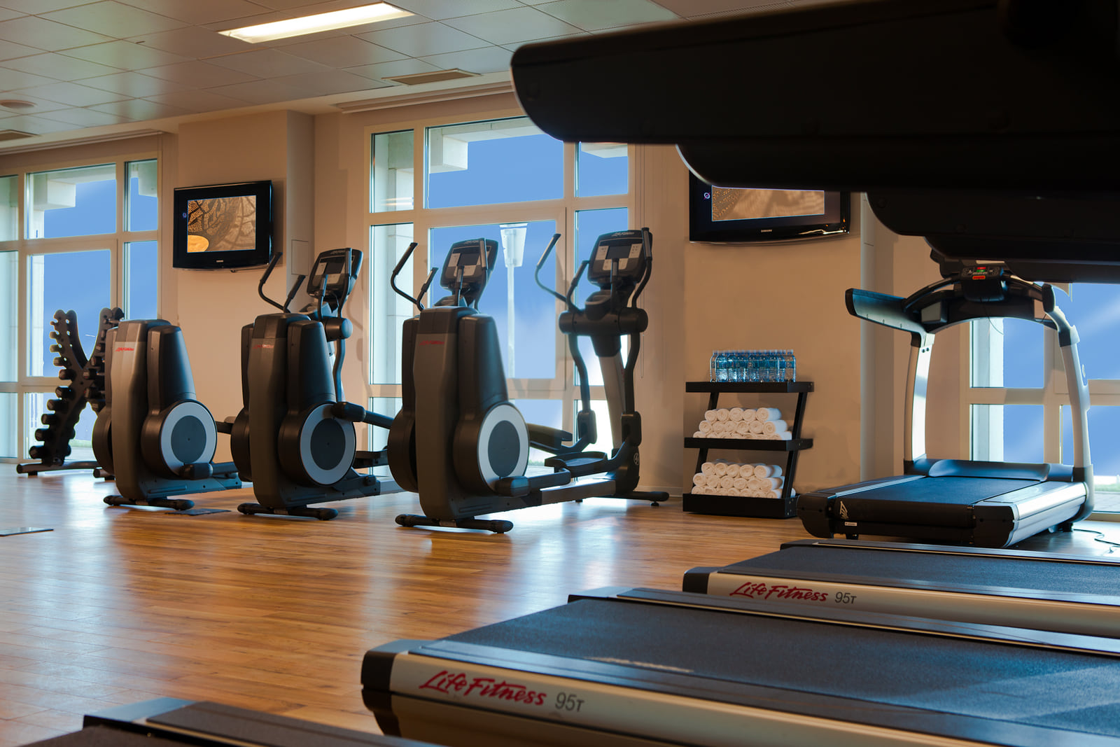 La salle de fitness, tapis et appareils