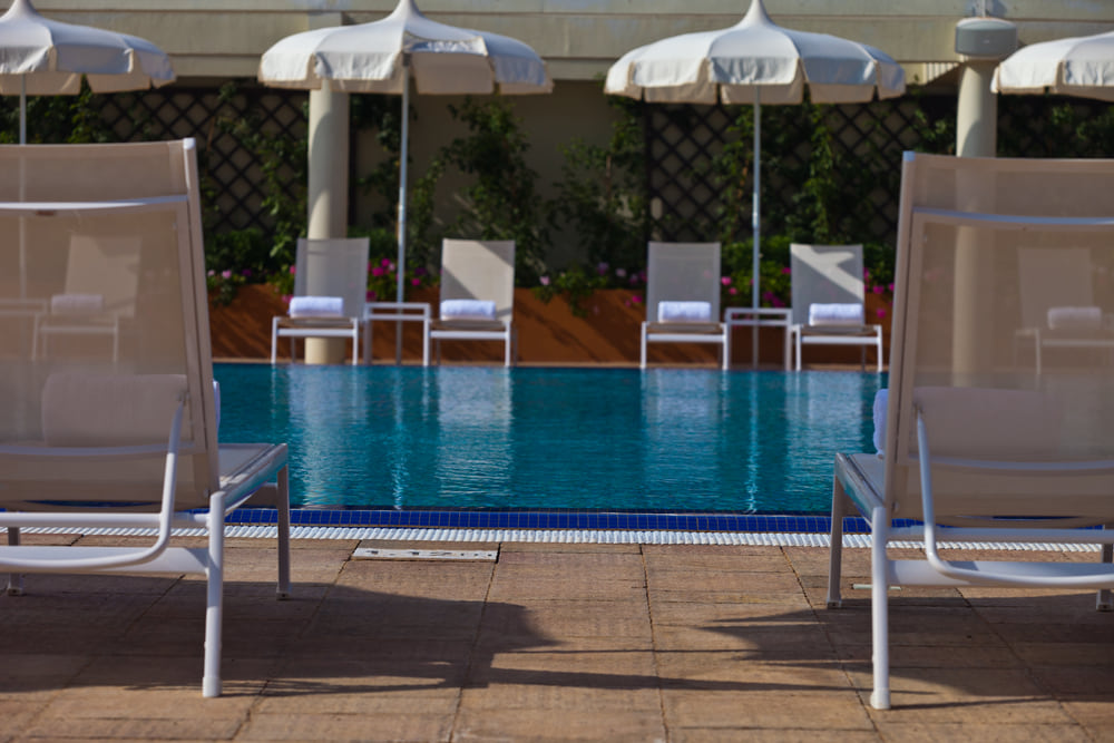 La piscine extérieure sous les pergolas