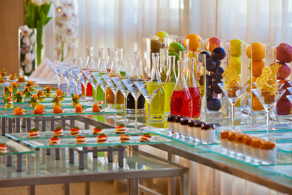 Salle dressée pour un cocktail