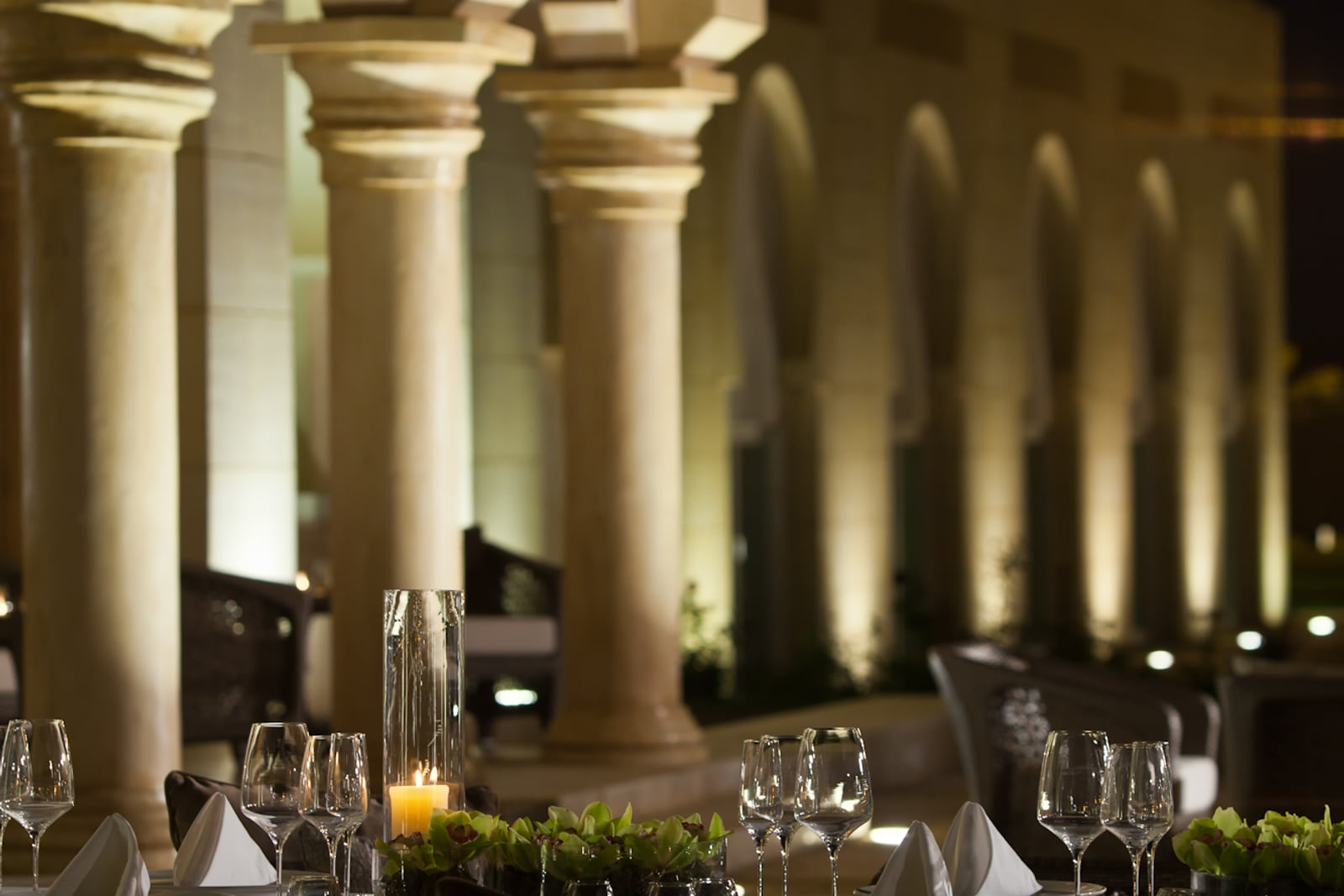Dîner dressé dans le patio, sous les colonnes
