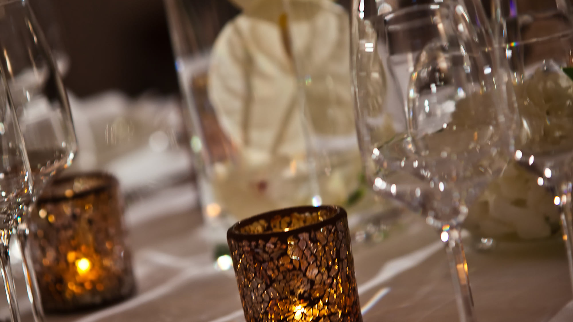 La salle de banquet dressée, lustres et tables rondes