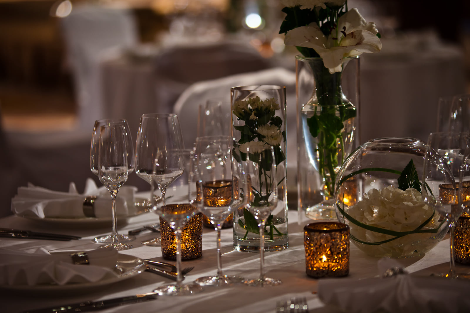 Détail d’une table de réception, fleurs et bougies