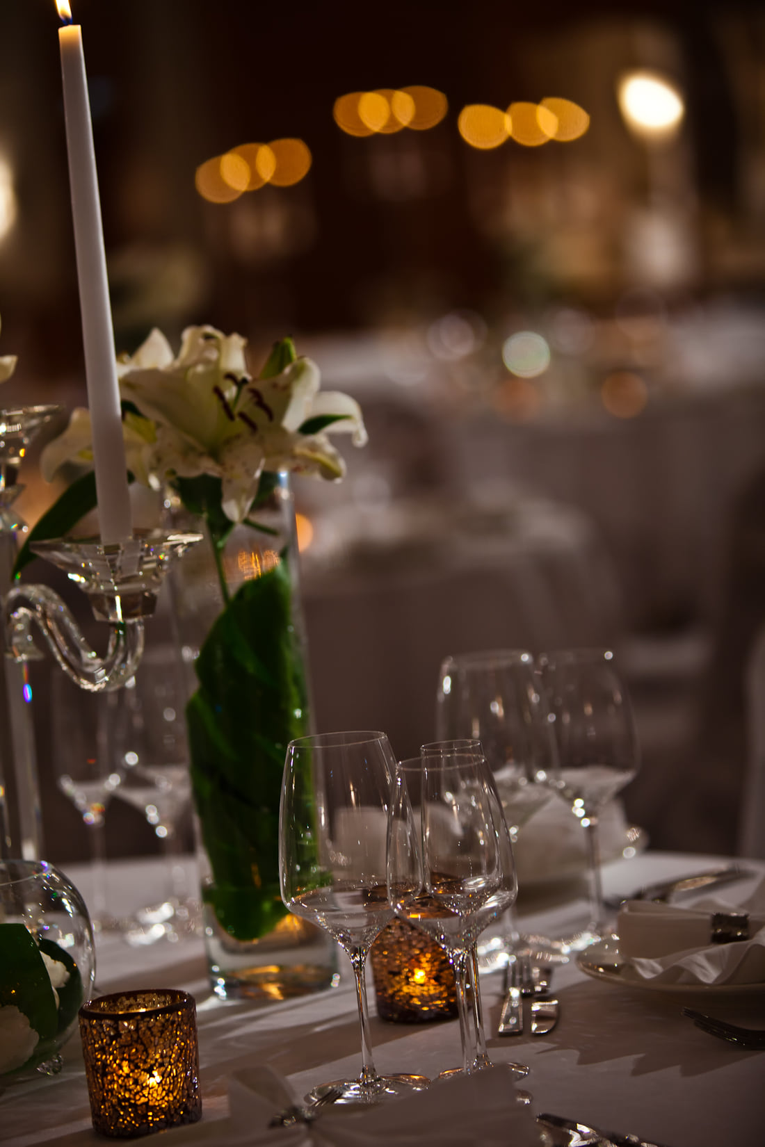 Table dressée, fleurs et bougies